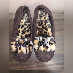 Isotoner leopard print slippers women’s size 6.5 - 7.5